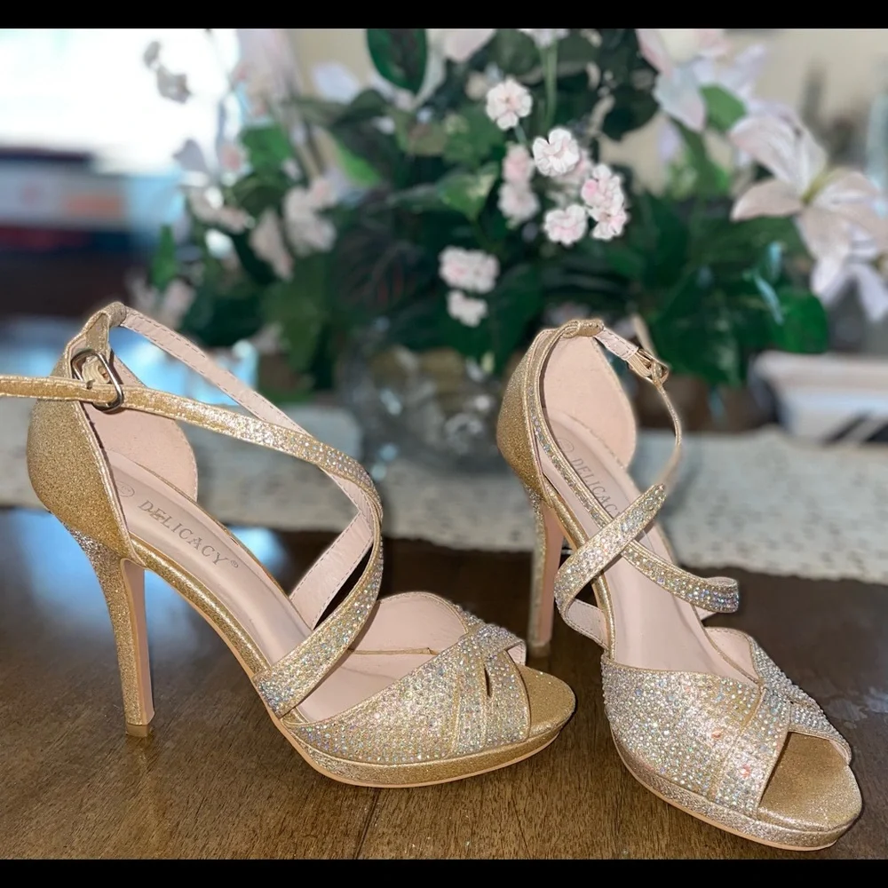 Women’s Gold High Heel Pumps Size 7.5 Elegant Party Holiday Dress Shoes - Picture 6 of 6